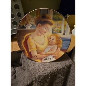 1995 Avon Mother's Day Collector Plate